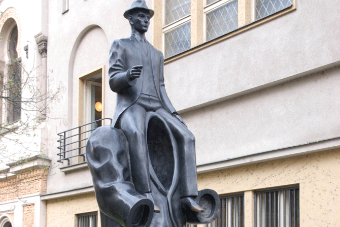 Памятник Кафке - Необычная Прага